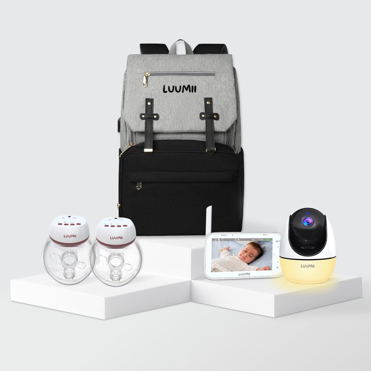 Luumii stelleveske sammen med dobbel bærbar elektrisk brystpumpe Ema og babymonitor med skjerm og nattlys, presentert på hvitt podium