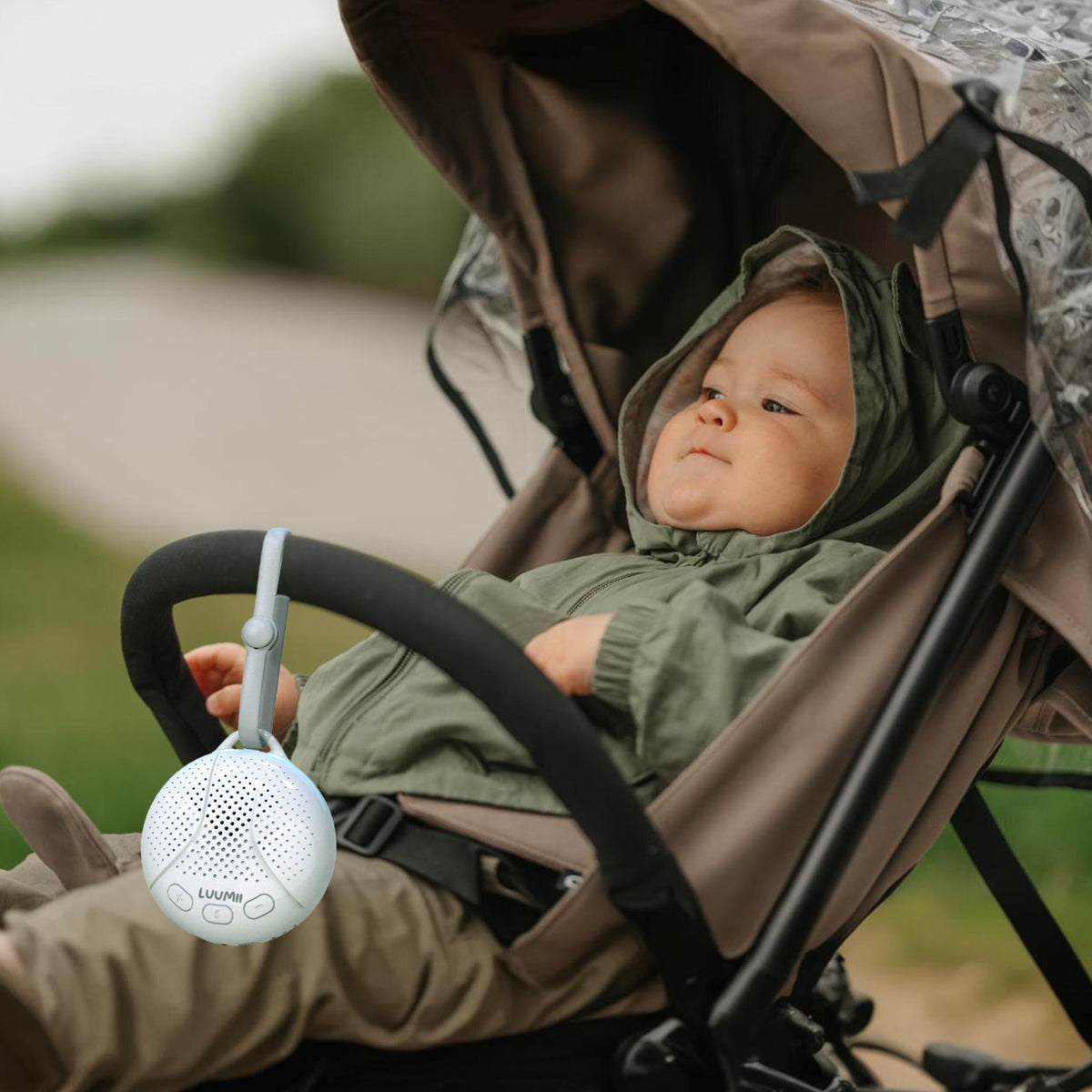 Luumii bærbar white noise maskin festet på barnevogn mens babyen slapper av under trilletur