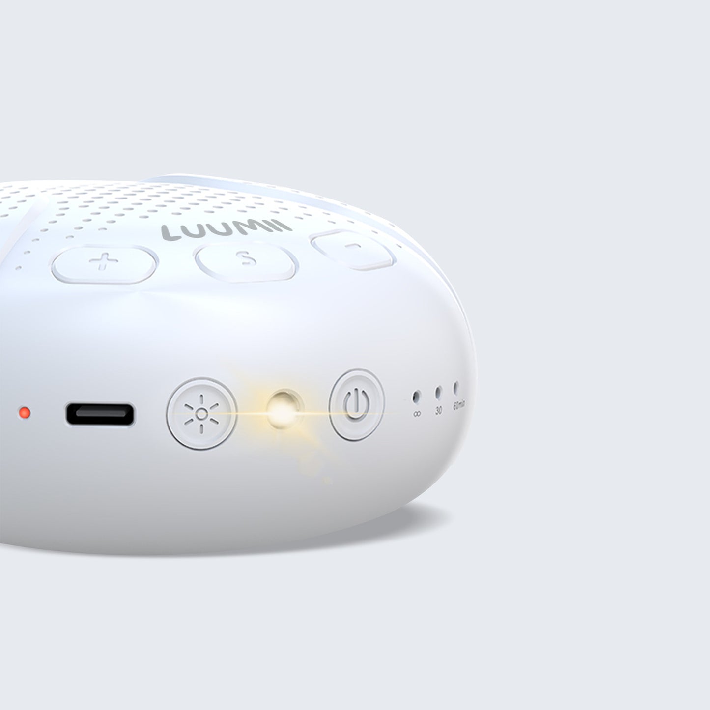Nærbilde av Luumii bærbar white noise maskin med lysfunksjon og tydelige kontrollknapper