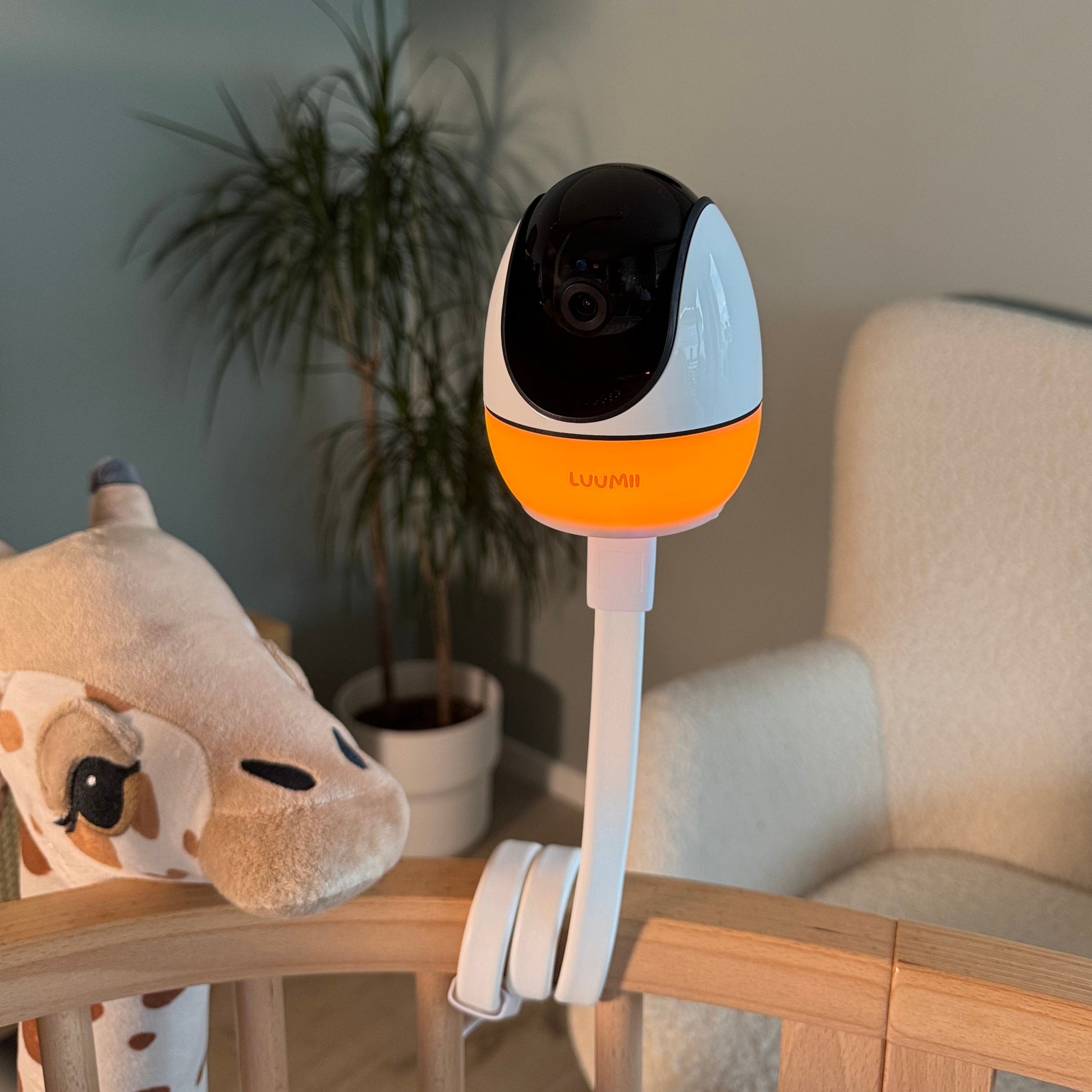 Justerbart kamerafeste til babymonitor – passer til å feste babykamera hvor som helst: på sengehåndtaket, døren, skapet eller du kan enkelt plassere det på et bord.