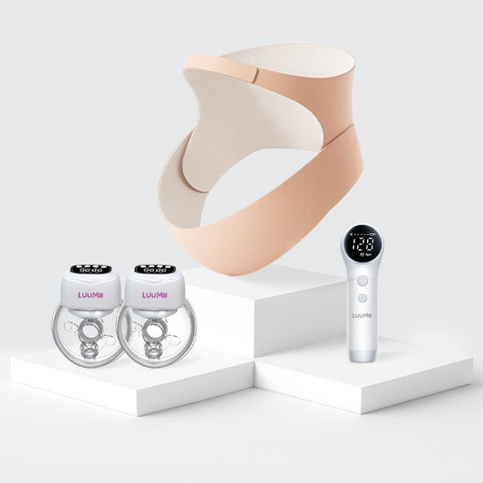 Luumii gravidbelte for støtte, dobbel bærbar elektrisk brystpumpe og doppler presentert på hvite podiumelementer.