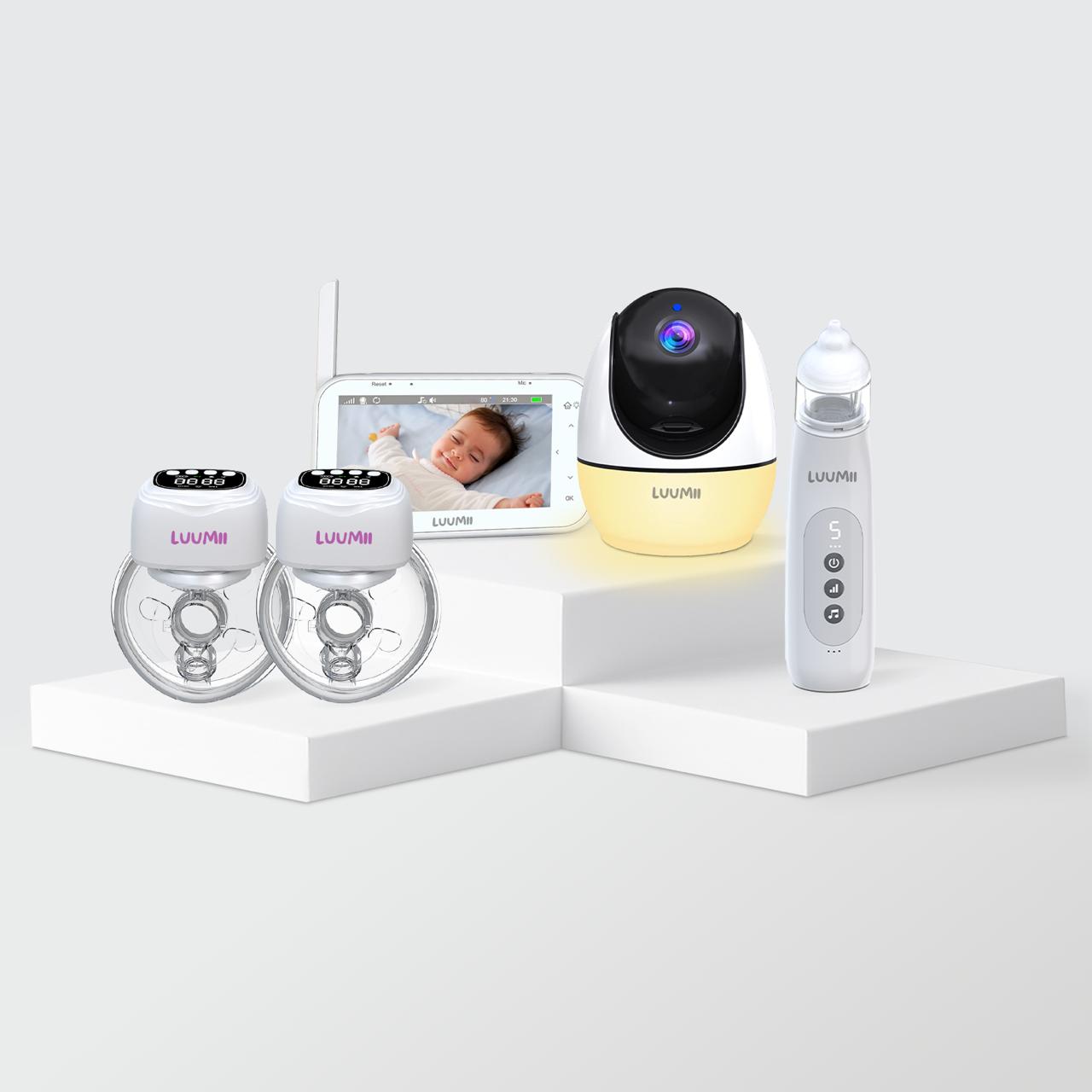 Luumii  elektrisk brystpumpe, babymonitor med skjerm og nattlys, og elektrisk nesesuger plassert på hvite podiumer for å vise gave- og produktsett.