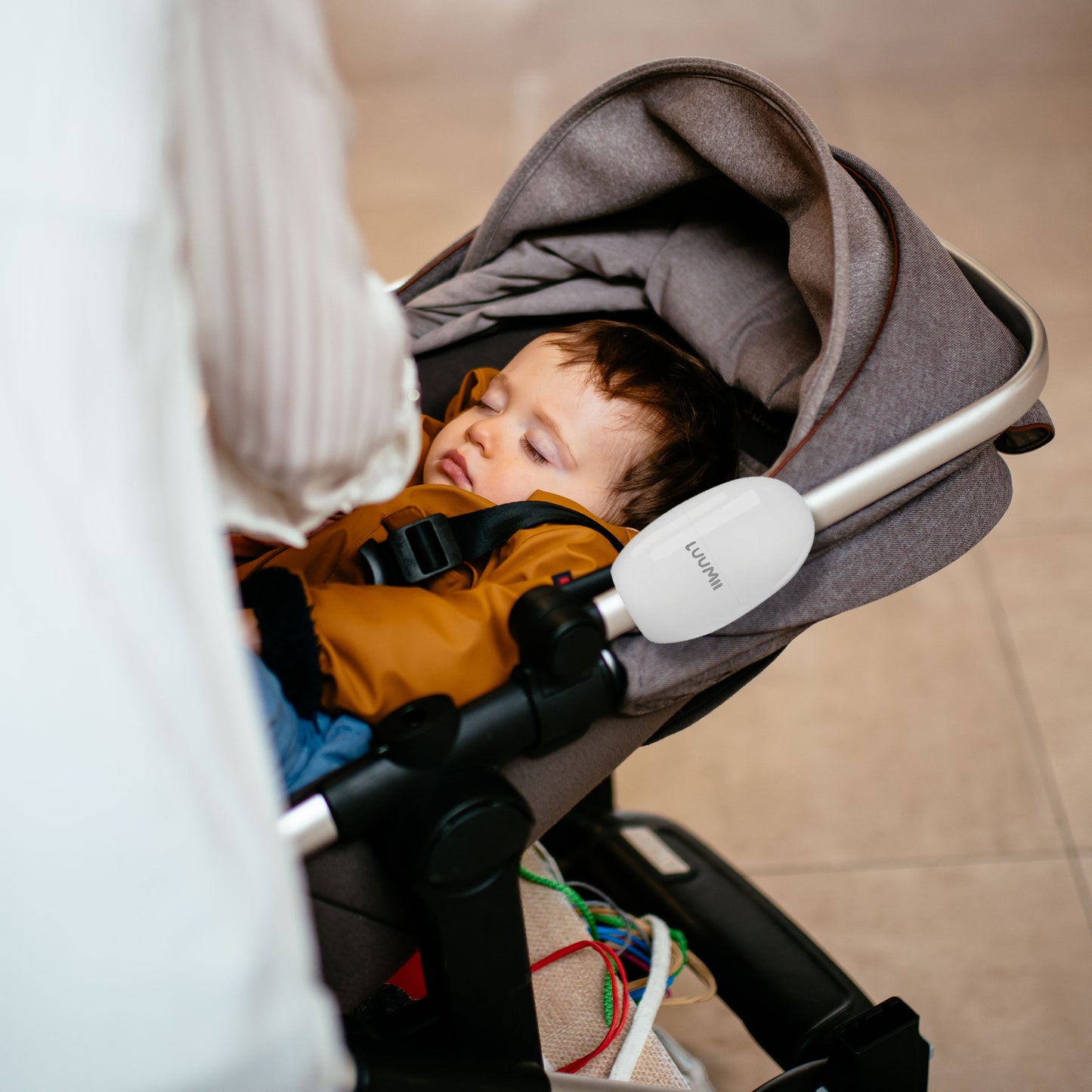 Luumii Baby Rocker festet på barnevogn mens babyen sover trygt
