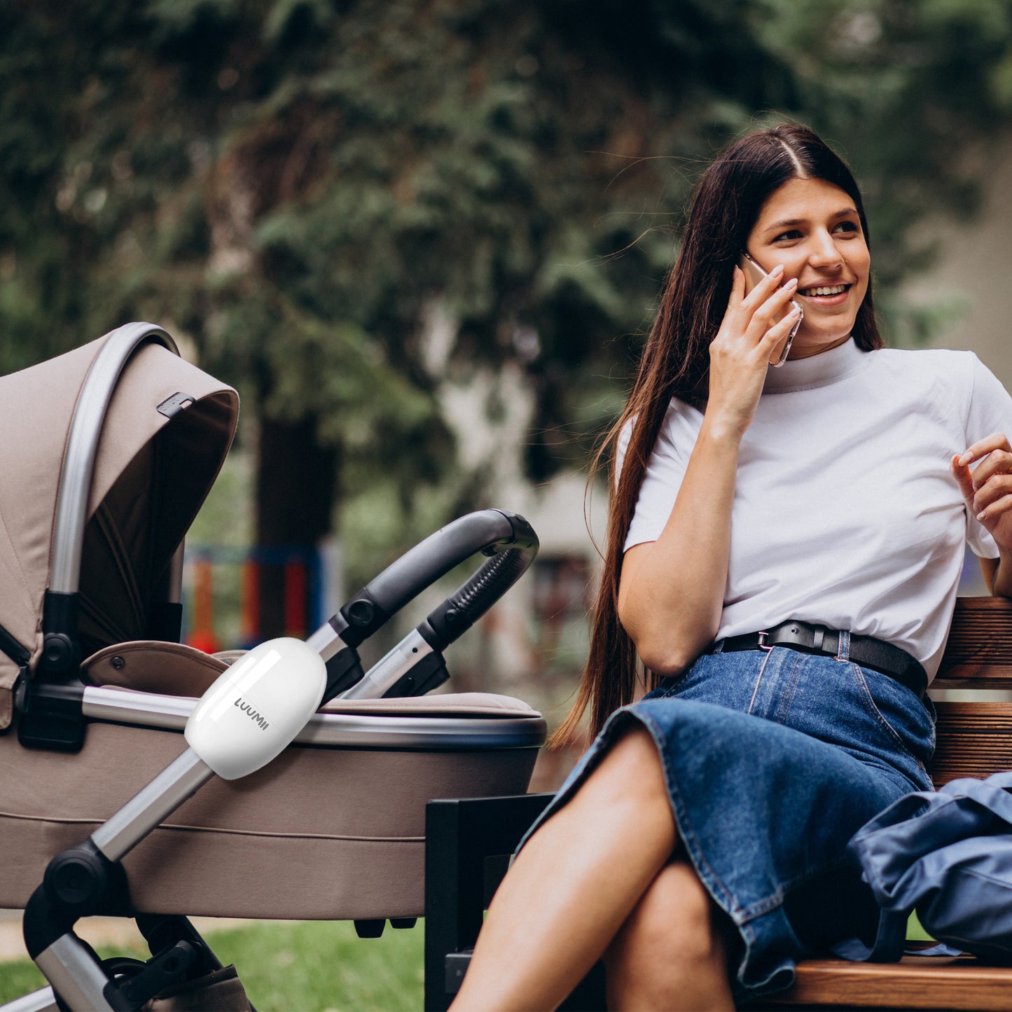Luumii Baby Rocker festet på barnevogn mens mamma slapper av utendørs
