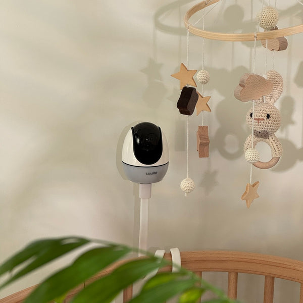 Luumii babymonitor montert ved sprinkelseng med treleker over