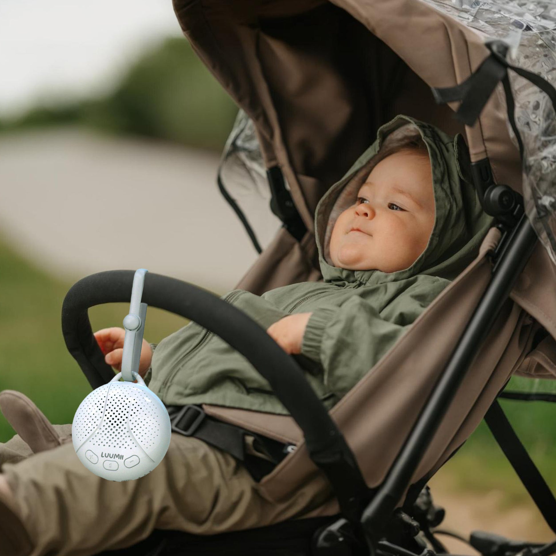 Luumii bærbar white noise maskin festet på barnevogn mens babyen slapper av under trilletur