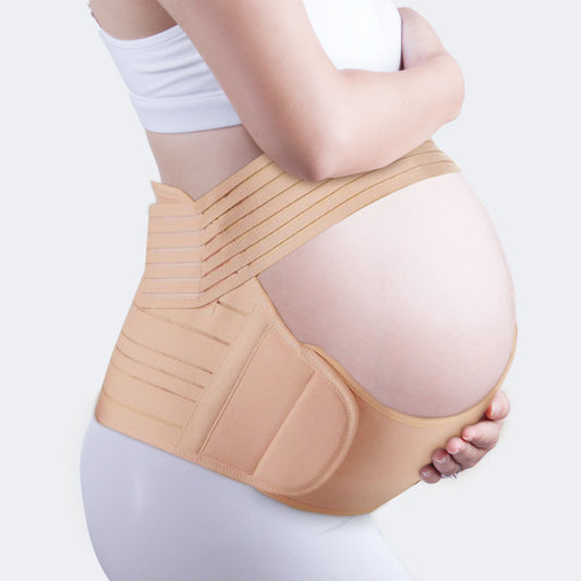 Gravid kvinne som bruker Luumii ComfortBump støttebelte i beige for avlastning av mage og rygg