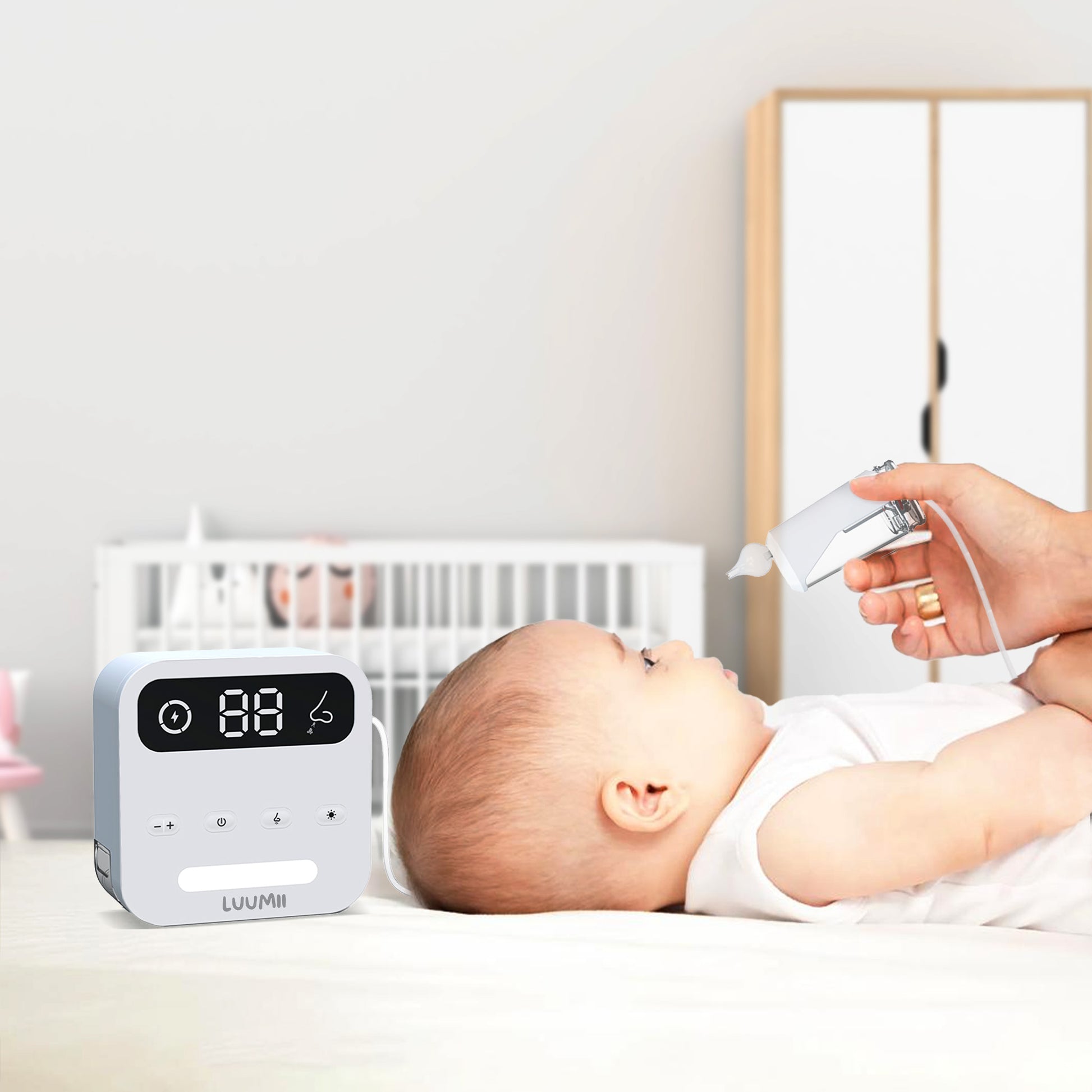Baby får renset nesen med Luumii Desktop elektrisk nesesuger på en trygg og skånsom måte