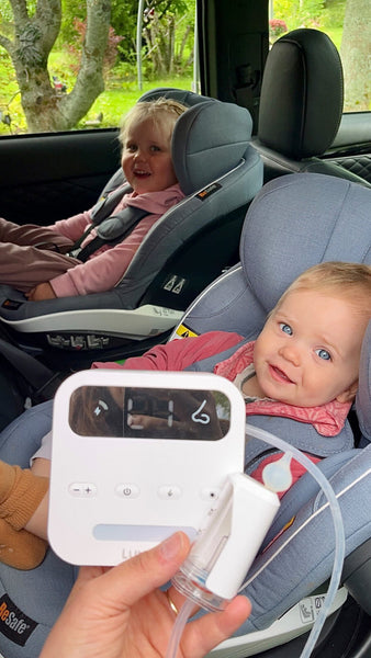 Luumii elektrisk nesesuger vist i bil mens to barn sitter i barnesete