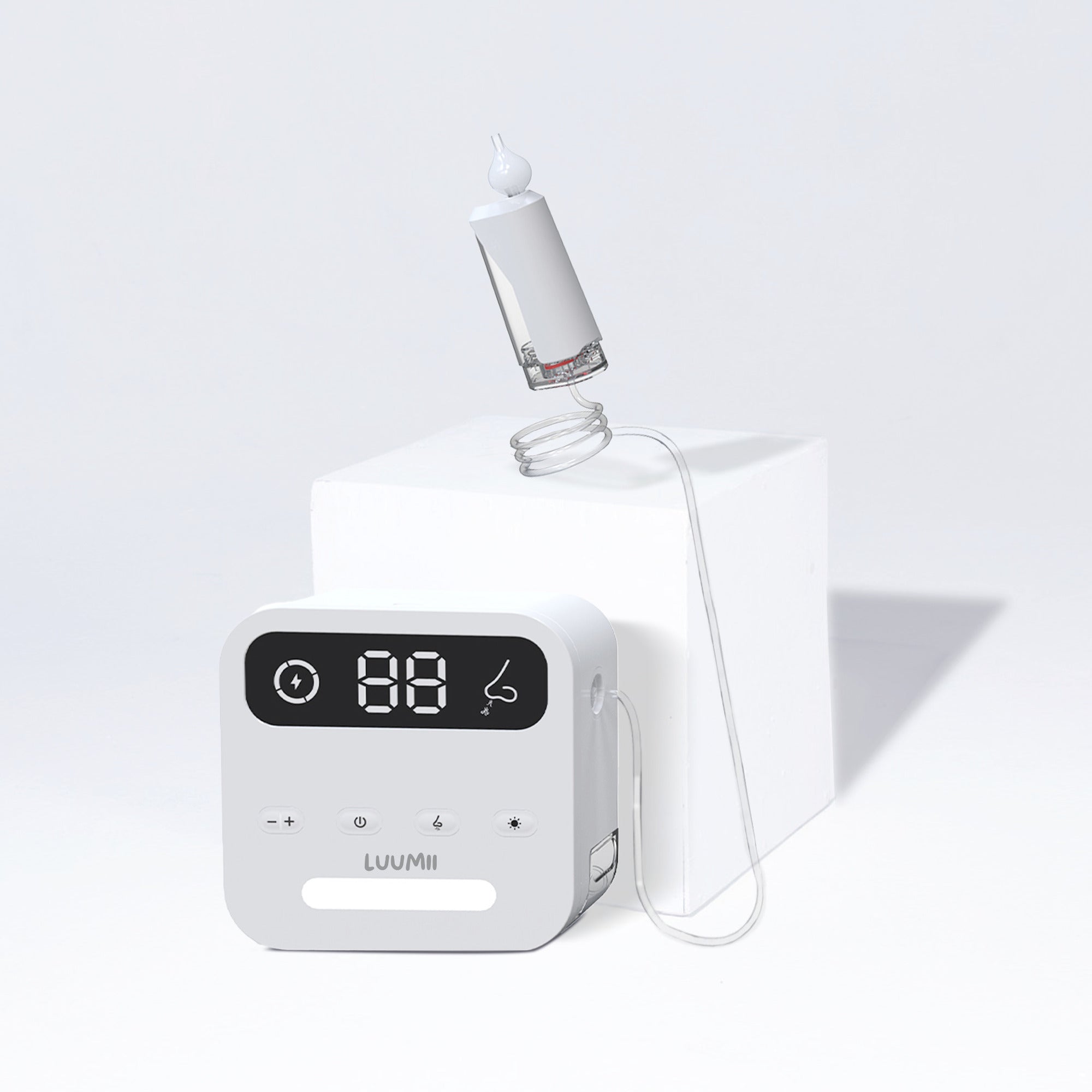 Luumii Desktop elektrisk nesesuger med digitalt display og sugeenhet plassert på hvit blokk