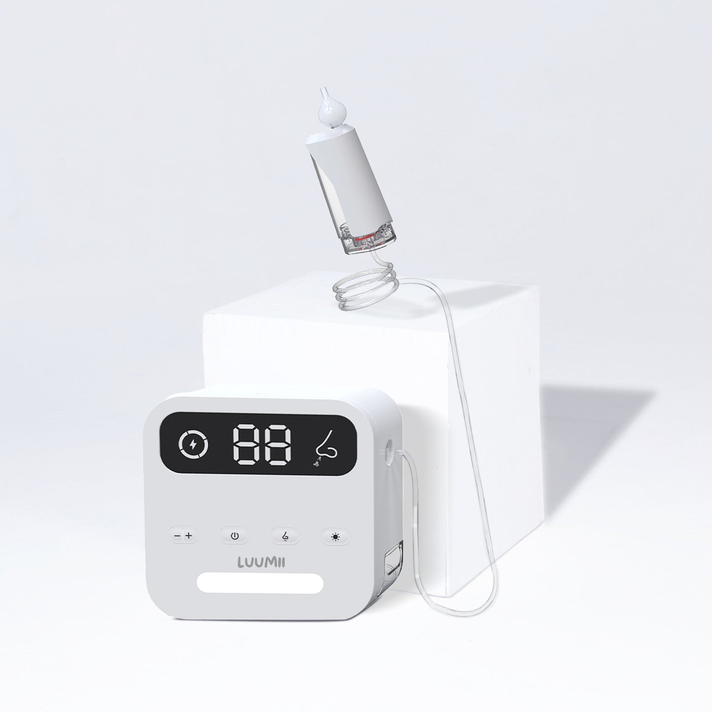 Luumii Desktop elektrisk nesesuger med digitalt display og sugeenhet plassert på hvit blokk