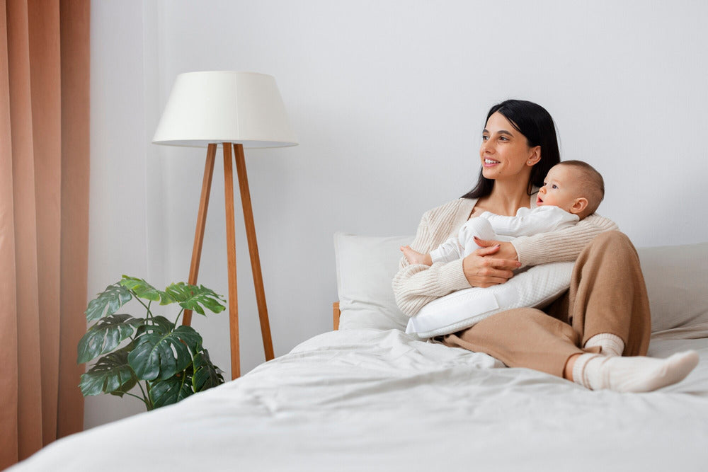 Forelder som holder baby på soverommet, illustrasjon for kolleksjonen teknologi for foreldre