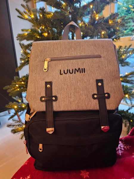 Luumii stelleveske plassert foran juletre som del av ekte brukererfaring