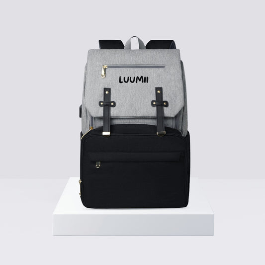 Luumii stelleveske vist forfra på hvit plattform