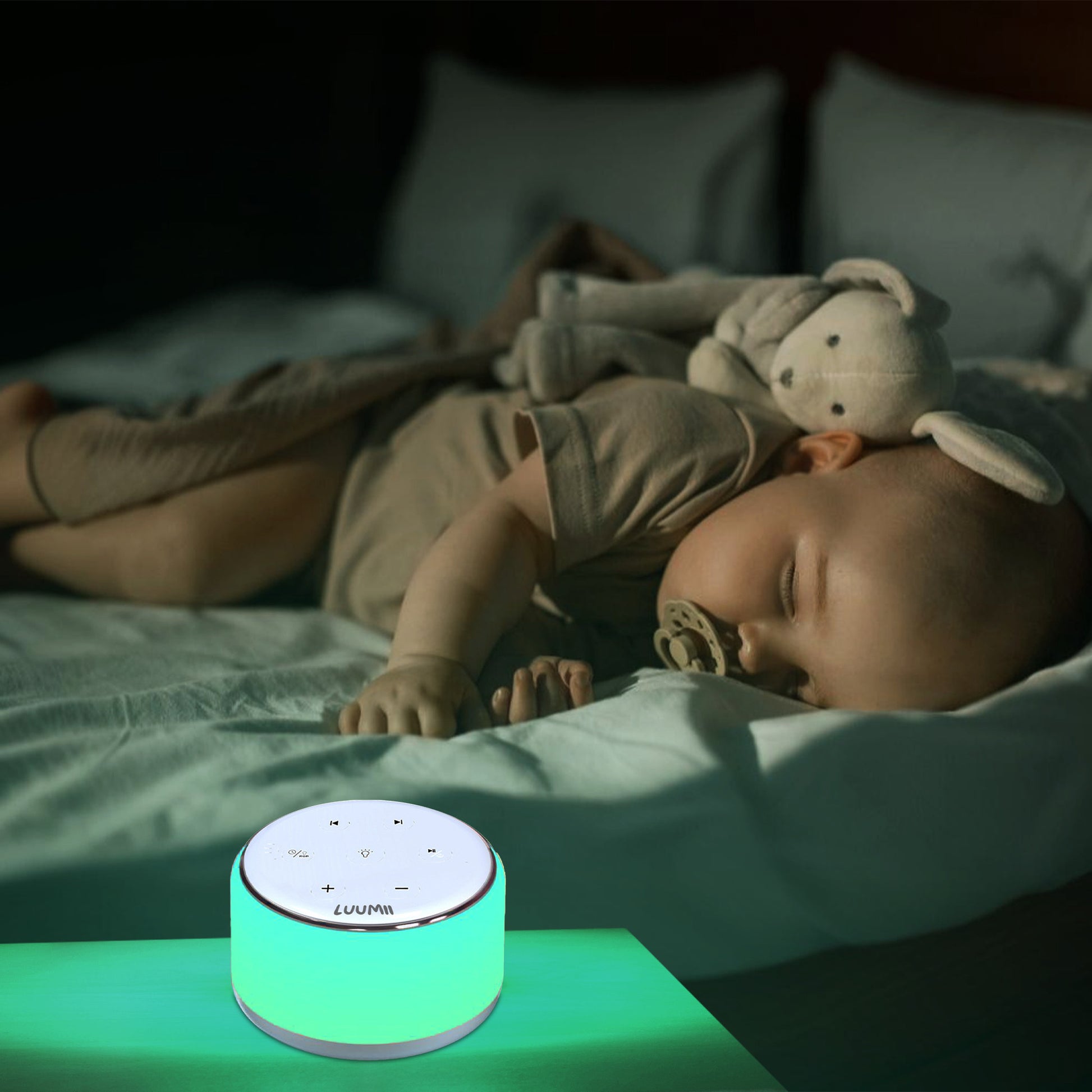 Baby sover rolig med Luumii White Noise Maskin som gir beroligende lyd og nattlys.
