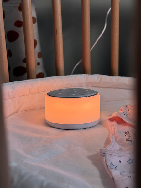 Luumii white noise maskin med nattlys påsmå i babyseng