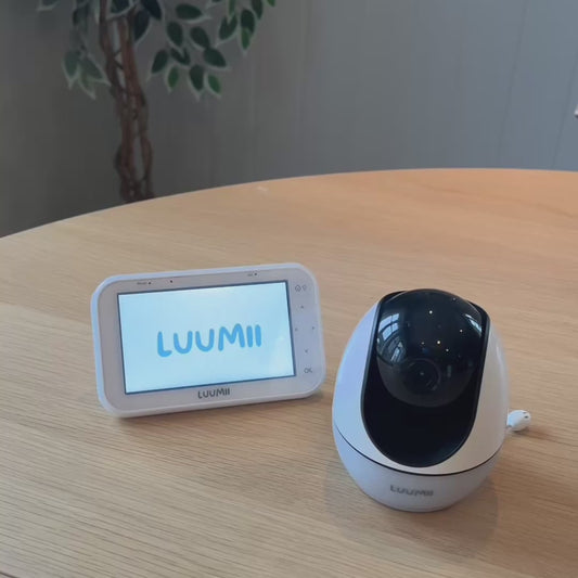 Mor viser hvordan Luumii Babymonitor med nattlys fungerer – enkel å feste, gir trygg overvåking av babyen og lar foreldre følge med fra hvor som helst i hjemmet.